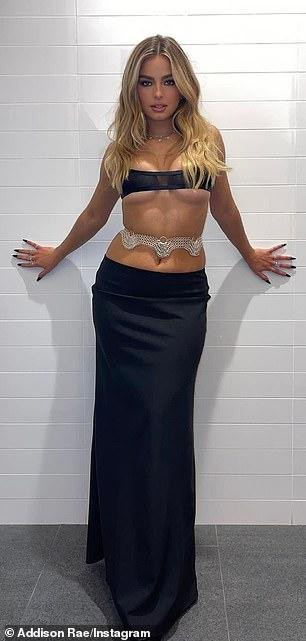 Addison Rae cũng chia sẻ loạt ảnh mặc trang phục sự kiện lên Instagram cá nhân hút hàng triệu lượt thả tim.