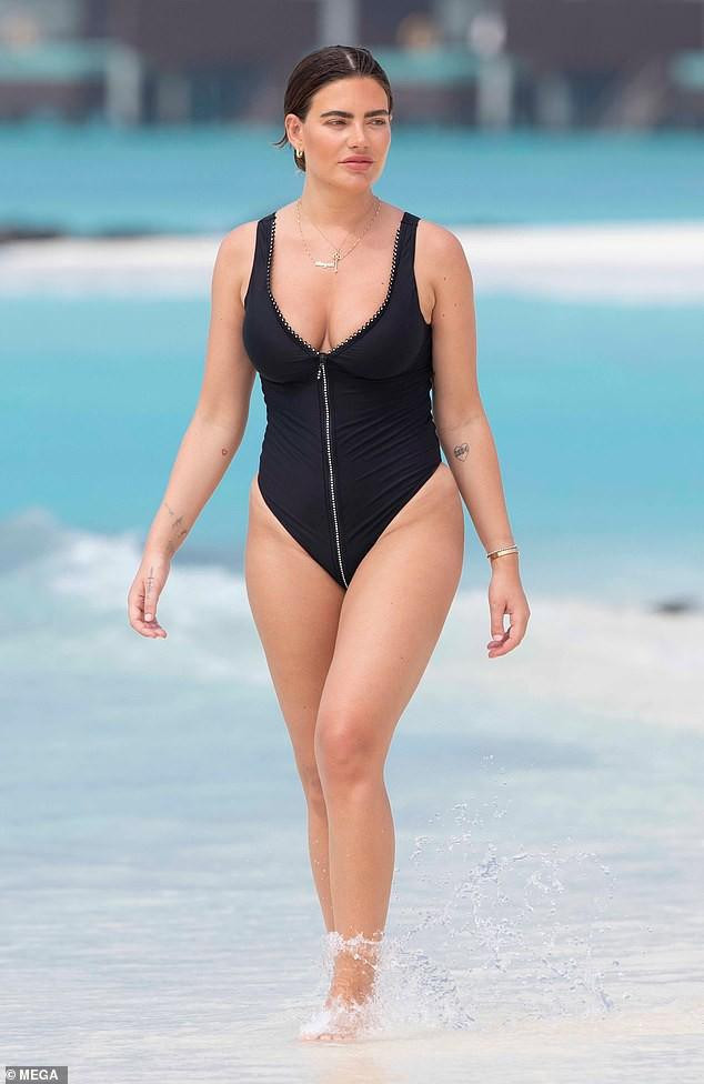 Cô cũng được biết đến là người đẹp lưỡng tính khi yêu cả nam lẫn nữ. Cô cũng được biết đến là người đẹp lưỡng tính khi yêu cả nam lẫn nữ.