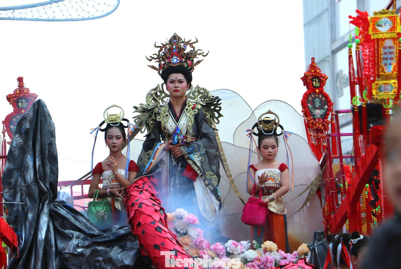 Tái hiện các nhân vật theo truyền thuyết.