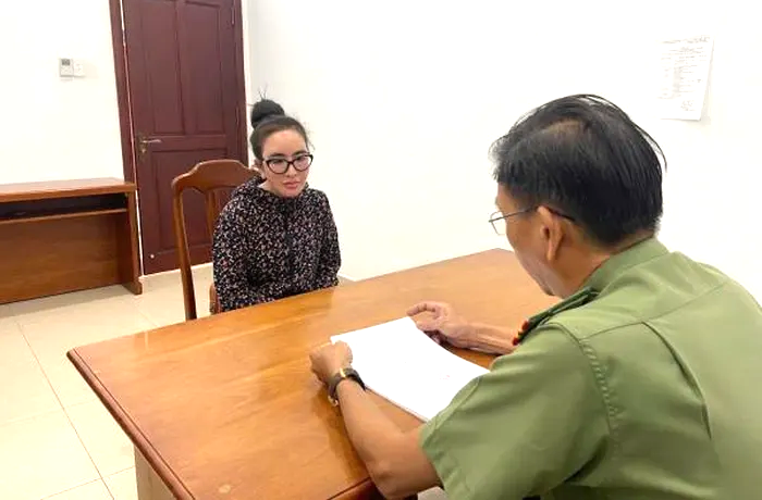 Nguyễn Thị Kim Uyên tại cơ quan công an