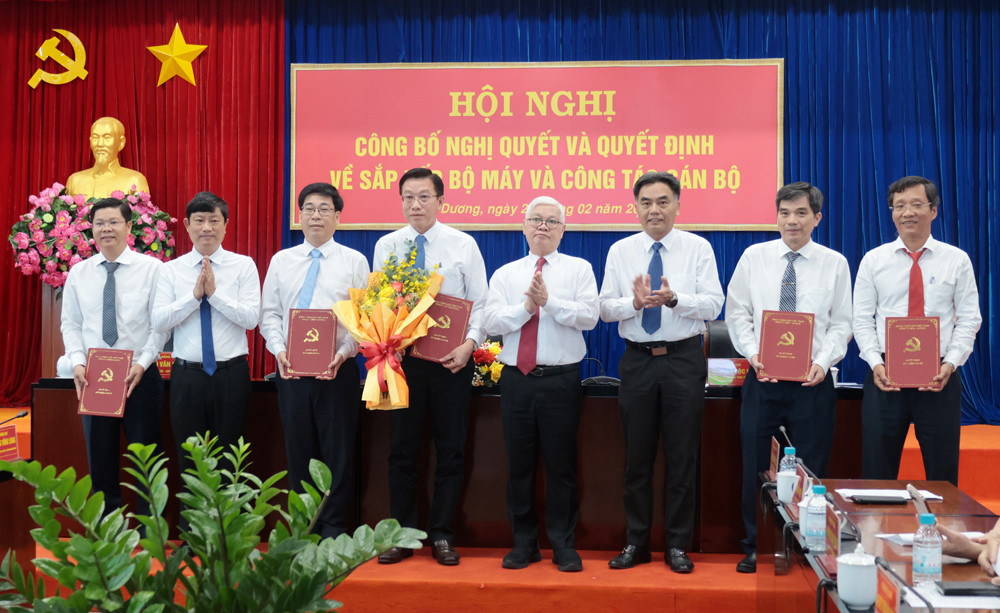 Lãnh đạo tỉnh Bình Dương trao Quyết định cho Ban Giám đốc Sở Xây dựng Lãnh đạo tỉnh Bình Dương trao Quyết định cho Ban Giám đốc Sở Xây dựng