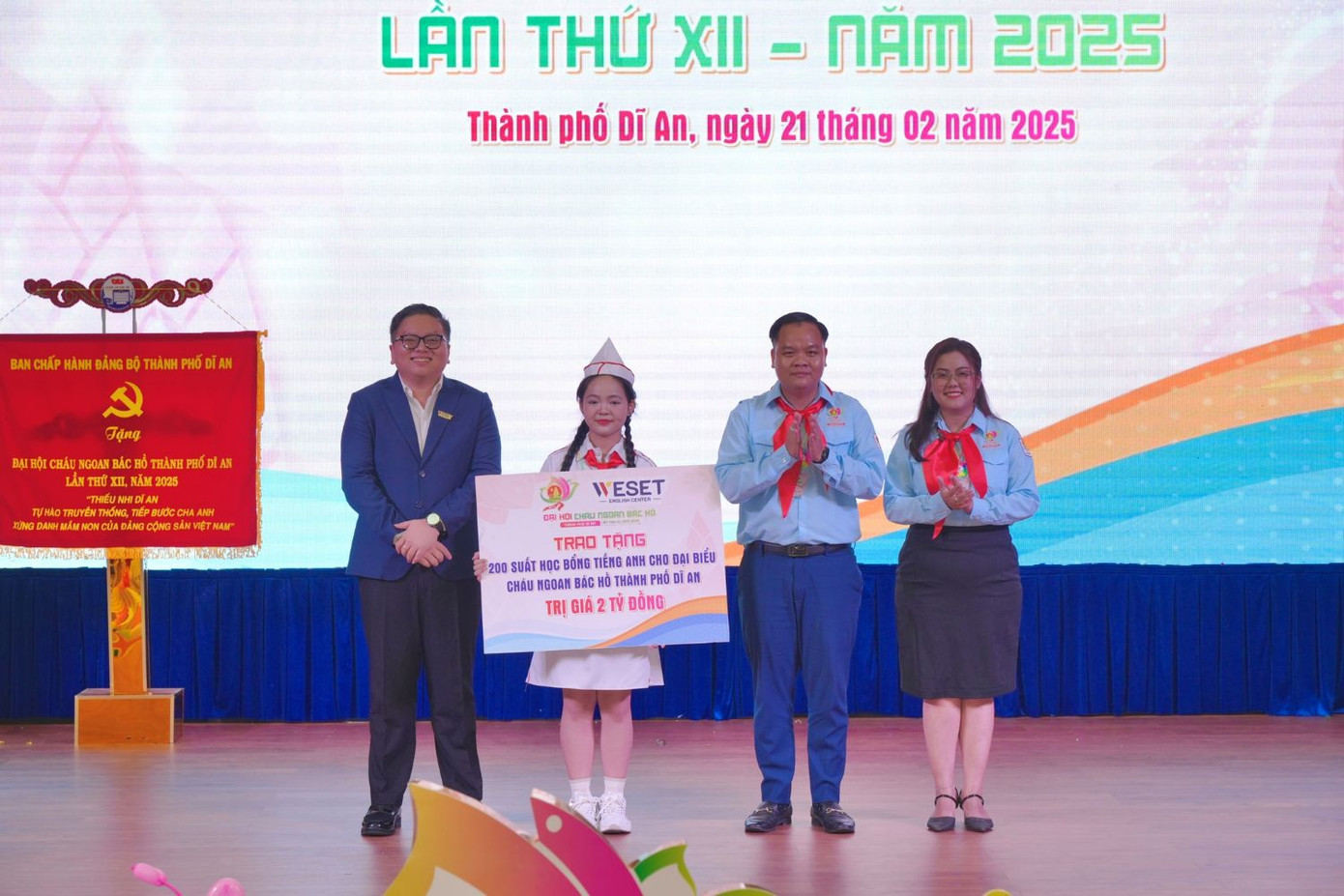 Đại diện thiếu nhi thành phố Dĩ An nhận bảng tượng trưng tặng học bổng từ nhà tài trợ Đại diện thiếu nhi thành phố Dĩ An nhận bảng tượng trưng tặng học bổng từ nhà tài trợ