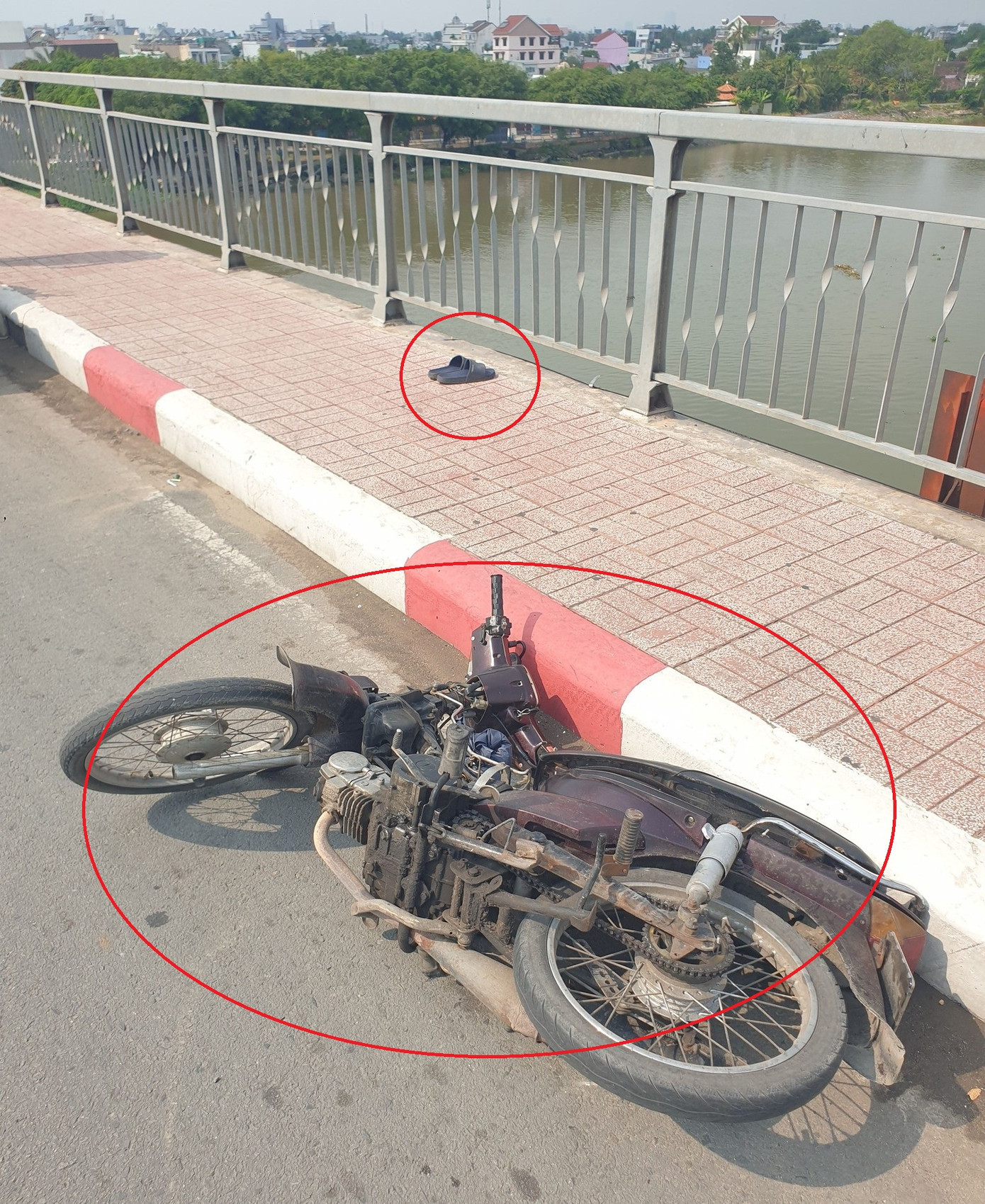 Người đàn ông để lại xe máy và đôi dép trên cầu