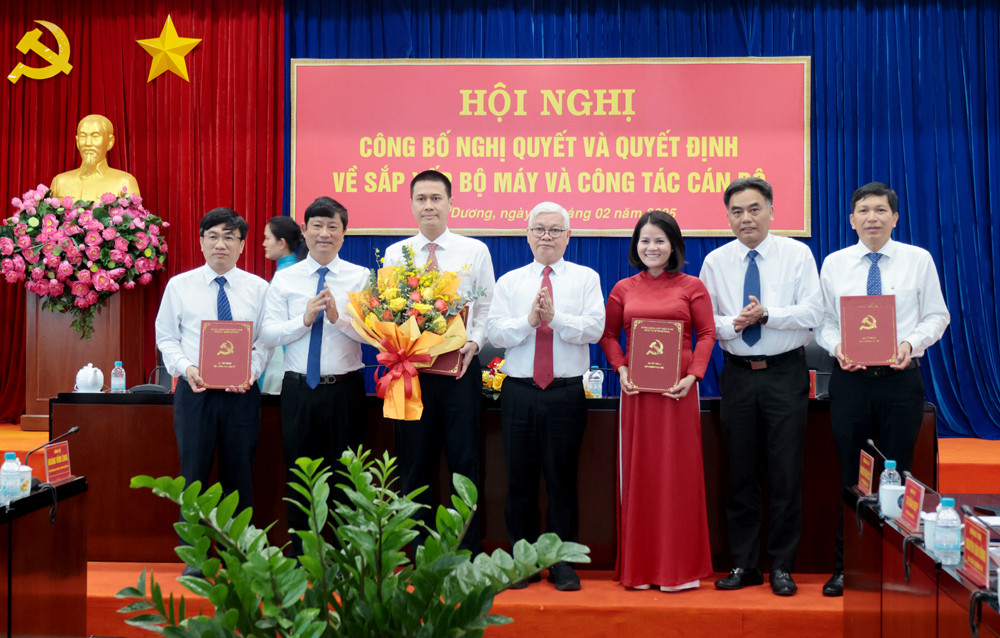 Lãnh đạo tỉnh Bình Dương trao Quyết định cho Ban Giám đốc Sở Khoa học và Công nghệ Lãnh đạo tỉnh Bình Dương trao Quyết định cho Ban Giám đốc Sở Khoa học và Công nghệ