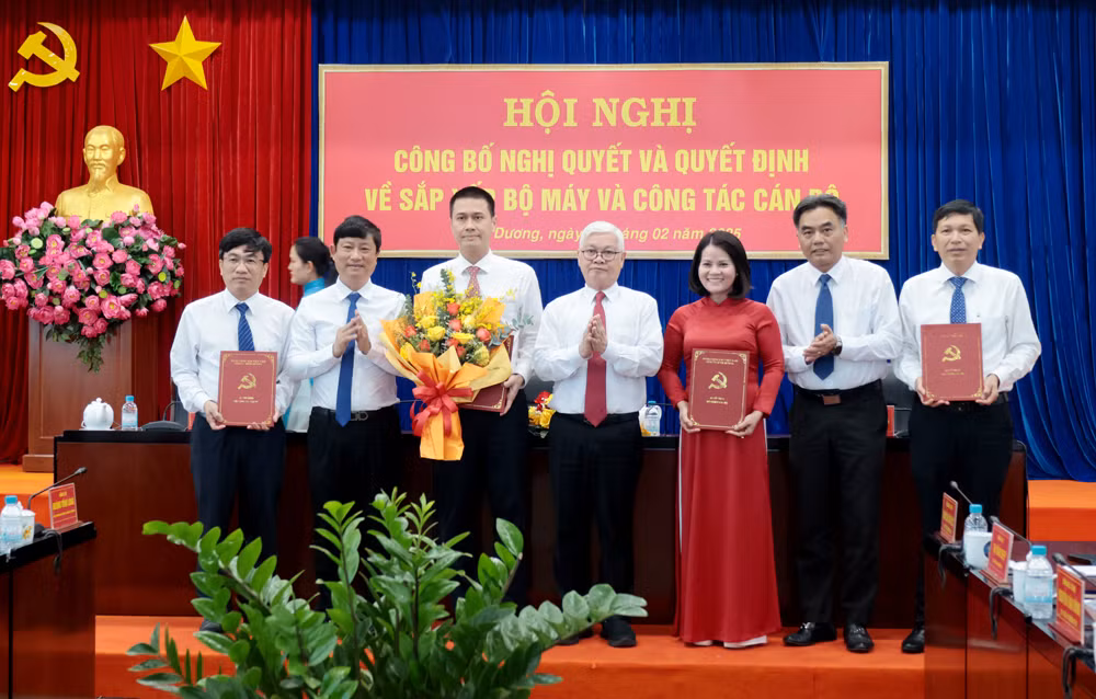 Lãnh đạo tỉnh Bình Dương trao Quyết định cho Ban Giám đốc Sở Khoa học và Công nghệ Lãnh đạo tỉnh Bình Dương trao Quyết định cho Ban Giám đốc Sở Khoa học và Công nghệ