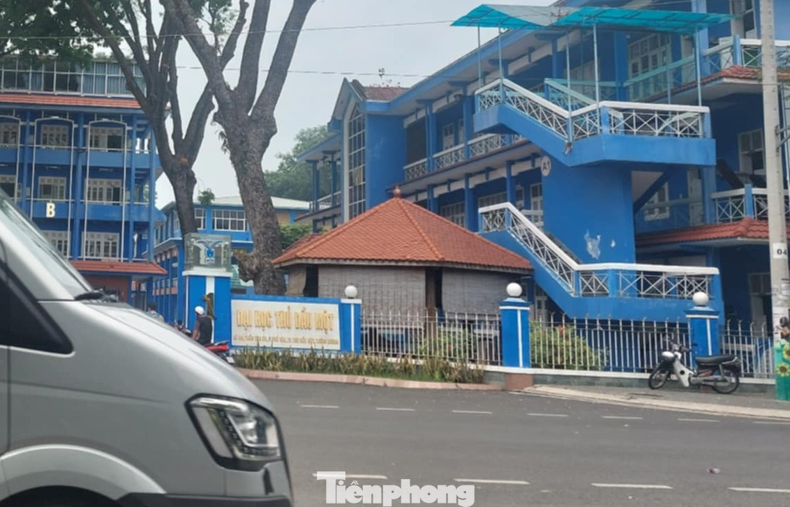 Đại diện trường Đại học Thủ Dầu Một khẳng định, chi tiết nhóm đối tượng vào trường đòi đưa nam sinh đi là không có như lời của sinh viên Đại diện trường Đại học Thủ Dầu Một khẳng định, chi tiết nhóm đối tượng vào trường đòi đưa nam sinh đi là không có như lời của sinh viên