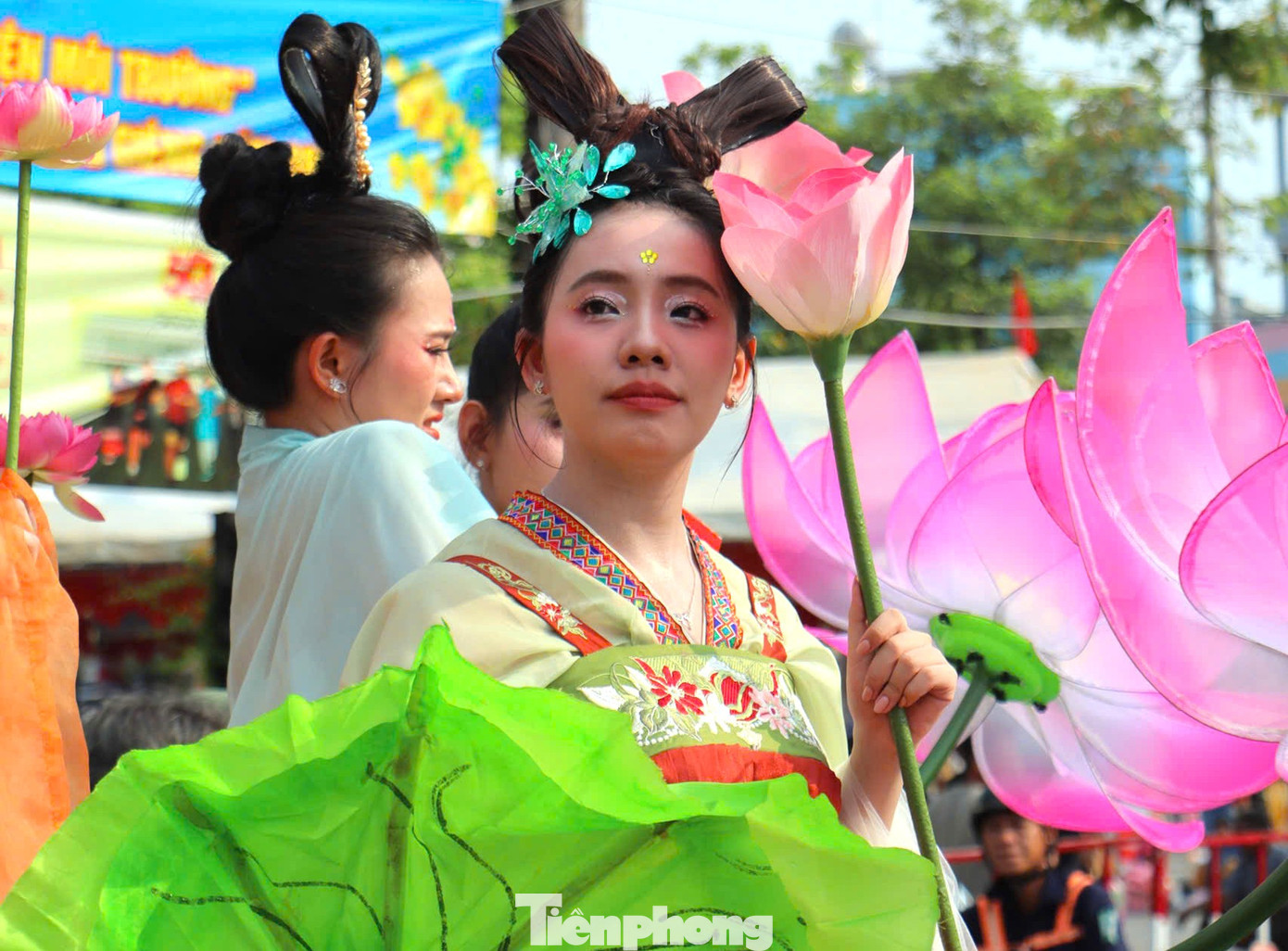 Các cô gái được hóa trang thành tiên đồng ngọc nữ.