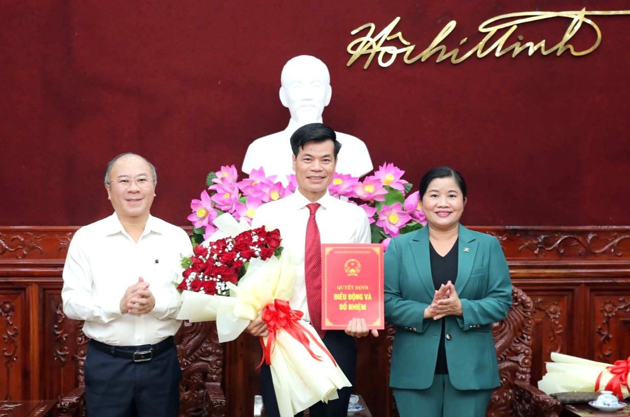 Ông Nông Hồng Thức, Phó Giám đốc Sở Thông tin và Truyền thông giữ chức Phó Giám đốc Sở Văn hóa, Thể thao và Du lịch tỉnh Bình Phước sau khi sáp nhập hai đơn vị