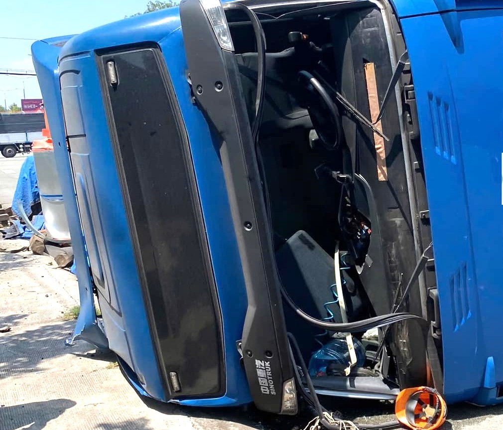 Đầu xe hư hỏng nặng sau khi lật giữa đường