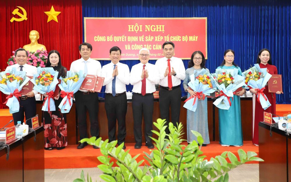 Lãnh đạo tỉnh Bình Dương trao quyết định điều động, bổ nhiệm lãnh đạo các đơn vị Lãnh đạo tỉnh Bình Dương trao quyết định điều động, bổ nhiệm lãnh đạo các đơn vị