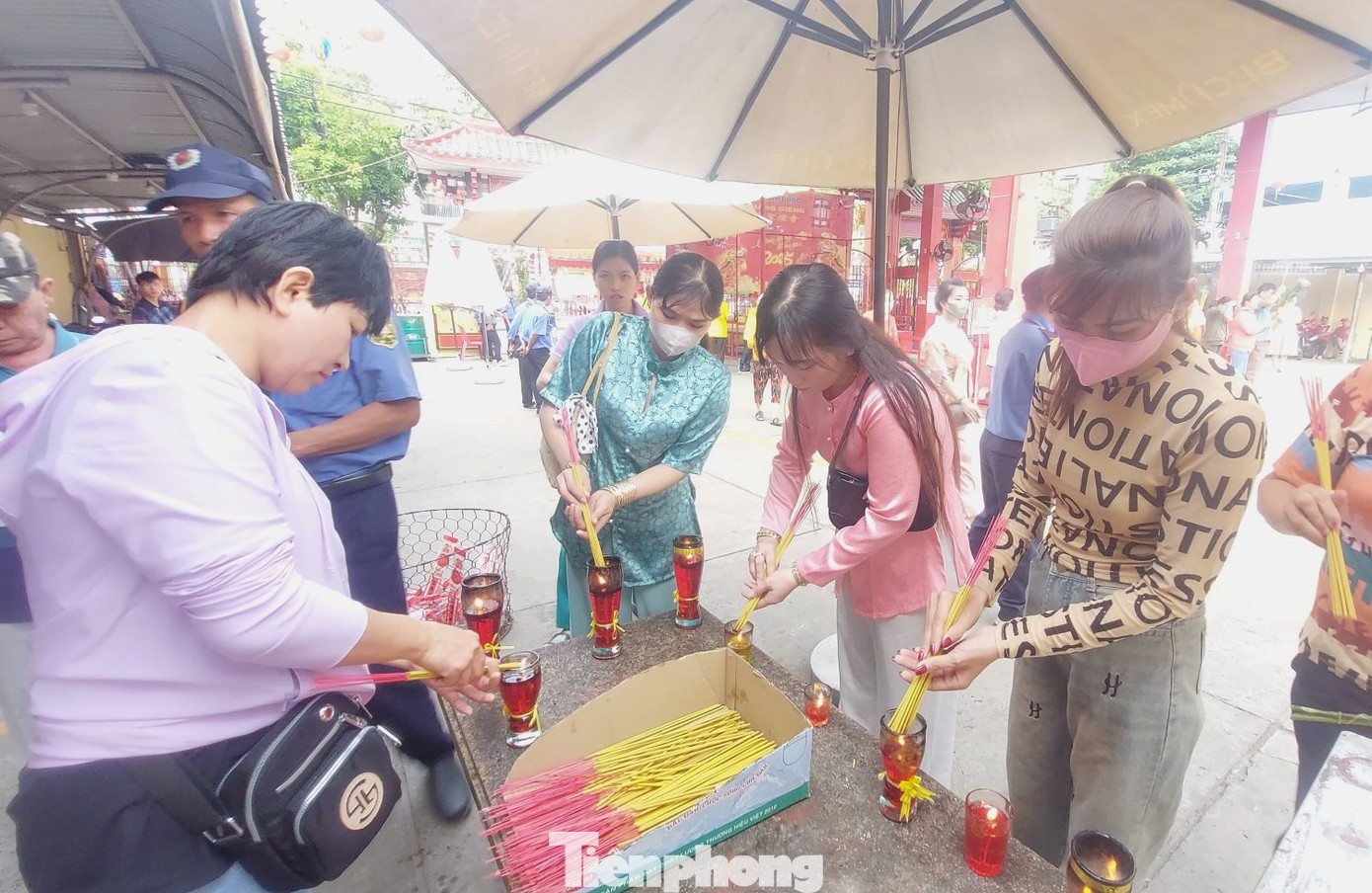 Sở dĩ lễ Rằm tháng Giêng ở Bình Dương thu hút được lượng lớn du khách là vì, nơi đây có Miếu bà Thiên Hậu, người dân tin rằng rất linh thiêng. Ngôi miếu ra đời hơn 100 năm trước do người Hoa xây dựng. Sở dĩ lễ Rằm tháng Giêng ở Bình Dương thu hút được lượng lớn du khách là vì, nơi đây có Miếu bà Thiên Hậu, người dân tin rằng rất linh thiêng. Ngôi miếu ra đời hơn 100 năm trước do người Hoa xây dựng.