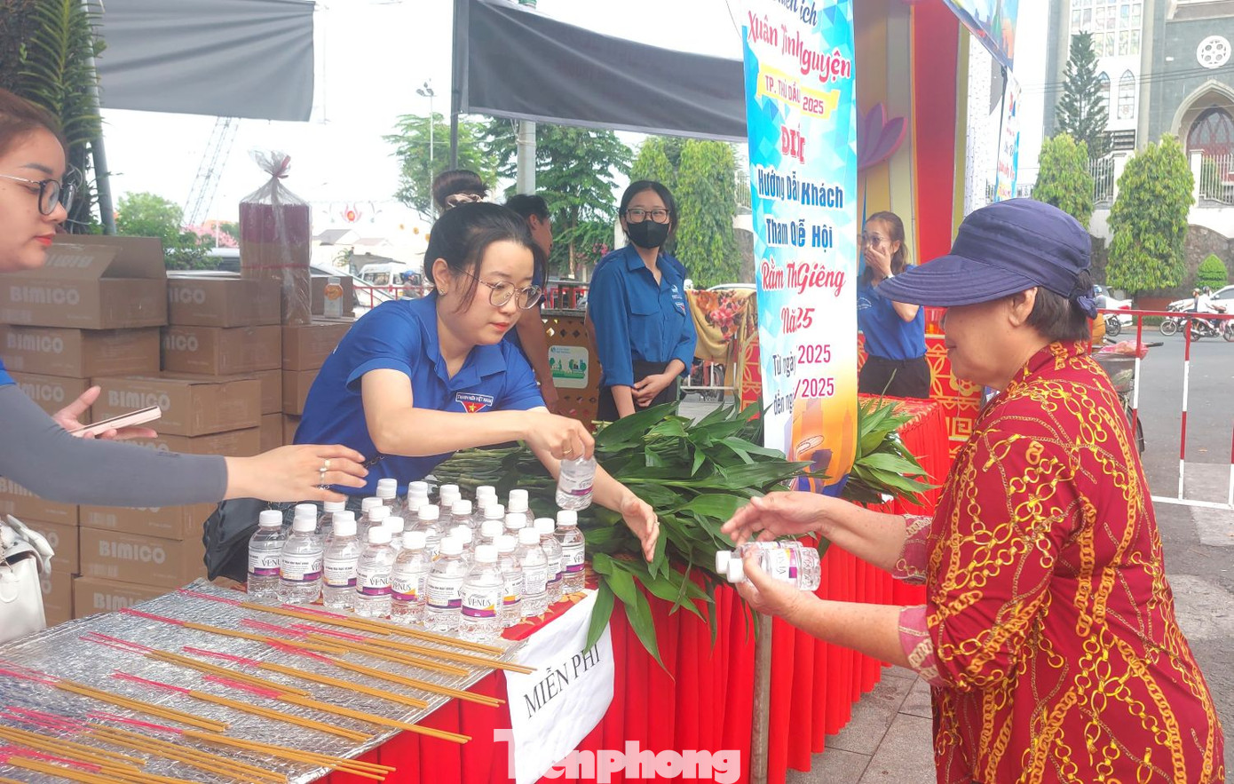 “Nhà tôi ở tỉnh Cà Mau, hôm nay đến Miếu bà Thiên Hậu, thật sự bất ngờ vì mọi thứ miễn phí hoàn toàn. Có nhiều điểm phát đồ miễn phí gồm xôi, bánh mì, bánh bao, nước uống. Đặc biệt, khi có nhu cầu đi tham quan các điểm ở thành phố Thủ Dầu Một sẽ có đội xe ôm phục vụ miễn phí. Ngoài ra, lực lượng an ninh đứng khắp nơi nên tôi rất yên tâm, bớt lo lắng bị cướp giật”- bà Lan cho hay. “Nhà tôi ở tỉnh Cà Mau, hôm nay đến Miếu bà Thiên Hậu, thật sự bất ngờ vì mọi thứ miễn phí hoàn toàn. Có nhiều điểm phát đồ miễn phí gồm xôi, bánh mì, bánh bao, nước uống. Đặc biệt, khi có nhu cầu đi tham quan các điểm ở thành phố Thủ Dầu Một sẽ có đội xe ôm phục vụ miễn phí. Ngoài ra, lực lượng an ninh đứng khắp nơi nên tôi rất yên tâm, bớt lo lắng bị cướp giật”- bà Lan cho hay.