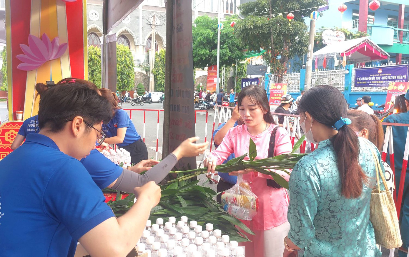 Trong ngày 15 tháng Giêng, kiệu Bà sẽ được rước đi xung quanh trung tâm TP.Thủ Dầu Một với nhiều đoàn lân đi cùng biểu diễn. Dọc đường, mọi người sẽ làm lễ cúng, cầu phúc, lộc cho năm mới khi kiệu Bà đi qua. Trong ngày 15 tháng Giêng, kiệu Bà sẽ được rước đi xung quanh trung tâm TP.Thủ Dầu Một với nhiều đoàn lân đi cùng biểu diễn. Dọc đường, mọi người sẽ làm lễ cúng, cầu phúc, lộc cho năm mới khi kiệu Bà đi qua.