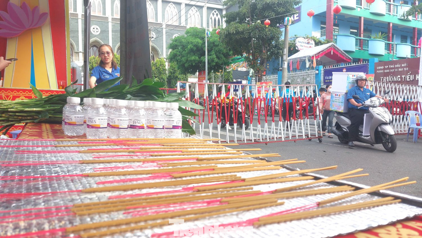 Những ngày này, lượng phương tiện, du khách và người dân dồn về khu vực trung tâm thành phố Thủ Dầu Một rất đông. Hằng năm cứ đến dịp Rằm tháng Giêng, Bình Dương lại đón hàng triệu lượt khách đến. Những ngày này, lượng phương tiện, du khách và người dân dồn về khu vực trung tâm thành phố Thủ Dầu Một rất đông. Hằng năm cứ đến dịp Rằm tháng Giêng, Bình Dương lại đón hàng triệu lượt khách đến.