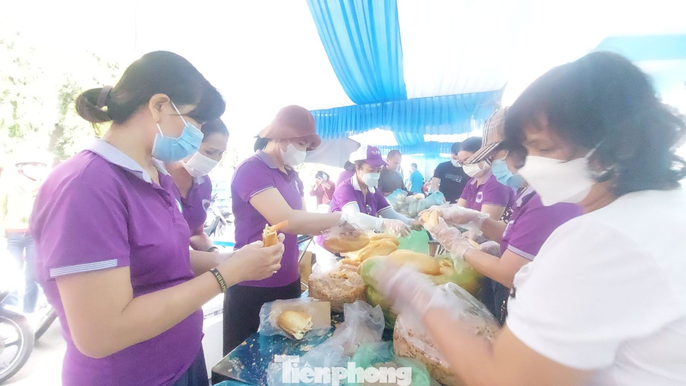 Tình nguyện viên phục vụ thức ăn miễn phí cho du khách, người dân Tình nguyện viên phục vụ thức ăn miễn phí cho du khách, người dân