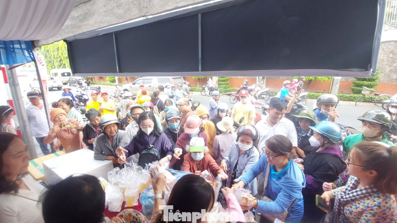 Ông Minh, quê ở tỉnh Tiền Giang lần đầu đến Bình Dương tỏ ra ngạc nhiên vì sự chu đáo của người dân nơi đây. “Tôi nghe kể về Miếu bà Thiên Hậu từ lâu, nay mới có dịp đến Bình Dương dịp Rằm tháng Giêng. Đến đây ngoài việc được tình nguyện viên nhiệt tình hướng dẫn, tôi được tặng nước uống, đồ ăn miễn phí. Có người còn hỏi tôi, nếu cần qua đêm tại đây, họ sẽ tìm chỗ ở miễn phí giúp”- ông Minh chia sẻ. Ông Minh, quê ở tỉnh Tiền Giang lần đầu đến Bình Dương tỏ ra ngạc nhiên vì sự chu đáo của người dân nơi đây. “Tôi nghe kể về Miếu bà Thiên Hậu từ lâu, nay mới có dịp đến Bình Dương dịp Rằm tháng Giêng. Đến đây ngoài việc được tình nguyện viên nhiệt tình hướng dẫn, tôi được tặng nước uống, đồ ăn miễn phí. Có người còn hỏi tôi, nếu cần qua đêm tại đây, họ sẽ tìm chỗ ở miễn phí giúp”- ông Minh chia sẻ.