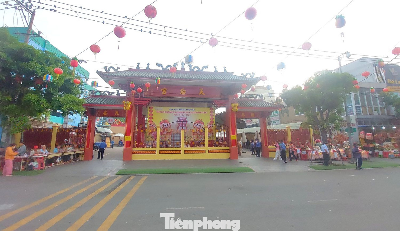 Khu vực trước cổng Miếu bà Thiên Hậu được lực lượng an ninh đảm bảo thông thoáng, du khách và người dân địa phương tới đây lần lượt vào dâng hương. Khu vực trước cổng Miếu bà Thiên Hậu được lực lượng an ninh đảm bảo thông thoáng, du khách và người dân địa phương tới đây lần lượt vào dâng hương.