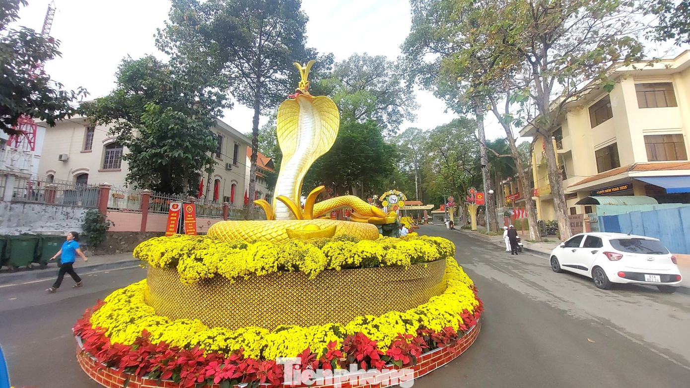 Đại diện UBND thành phố Thủ Dầu Một cho biết, để phục vụ chu đáo cho du khách, người dân đến đây vào dịp Rằm tháng Giêng, địa phương tổ chức các đội hình hướng dẫn tư vấn du khách, phát nhang và cây phát tài miễn phí, đội hình vá sửa xe miễn phí, đội hình xe ôm miễn phí, đội hình cấp phát nước, khăn lạnh, thức ăn miễn phí, đội hình đảm bảo an ninh trật tự, đội hình dọn dẹp vệ sinh, đội hình hỗ trợ lễ rước cộ với hàng trăm tình nguyện viên tham gia. Đại diện UBND thành phố Thủ Dầu Một cho biết, để phục vụ chu đáo cho du khách, người dân đến đây vào dịp Rằm tháng Giêng, địa phương tổ chức các đội hình hướng dẫn tư vấn du khách, phát nhang và cây phát tài miễn phí, đội hình vá sửa xe miễn phí, đội hình xe ôm miễn phí, đội hình cấp phát nước, khăn lạnh, thức ăn miễn phí, đội hình đảm bảo an ninh trật tự, đội hình dọn dẹp vệ sinh, đội hình hỗ trợ lễ rước cộ với hàng trăm tình nguyện viên tham gia.