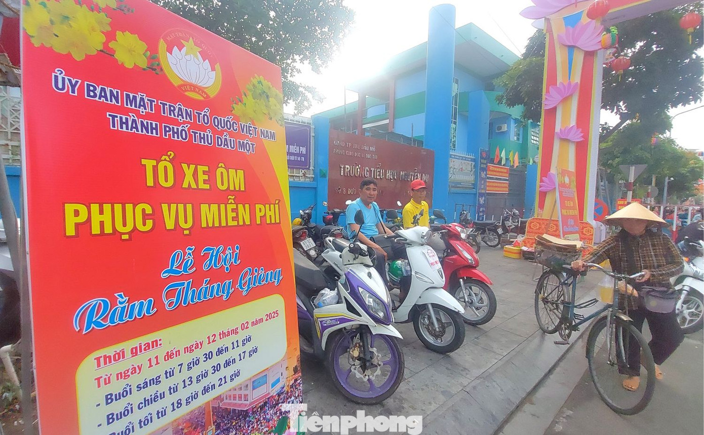 Trước đây, khách hành hương đến đây đa số là người Việt gốc Hoa từ các nơi. Tuy nhiên theo thời gian, quy mô của ngày lễ càng mở rộng, thu hút du khách đa dạng ở mọi đối tượng, độ tuổi. Đến đây du khách được phục vụ mọi thứ hoàn toàn miễn phí từ đồ ăn, nước uống, nhang, hoa, xe ôm… đến nơi ở nếu ai có nhu cầu. Trước đây, khách hành hương đến đây đa số là người Việt gốc Hoa từ các nơi. Tuy nhiên theo thời gian, quy mô của ngày lễ càng mở rộng, thu hút du khách đa dạng ở mọi đối tượng, độ tuổi. Đến đây du khách được phục vụ mọi thứ hoàn toàn miễn phí từ đồ ăn, nước uống, nhang, hoa, xe ôm… đến nơi ở nếu ai có nhu cầu.