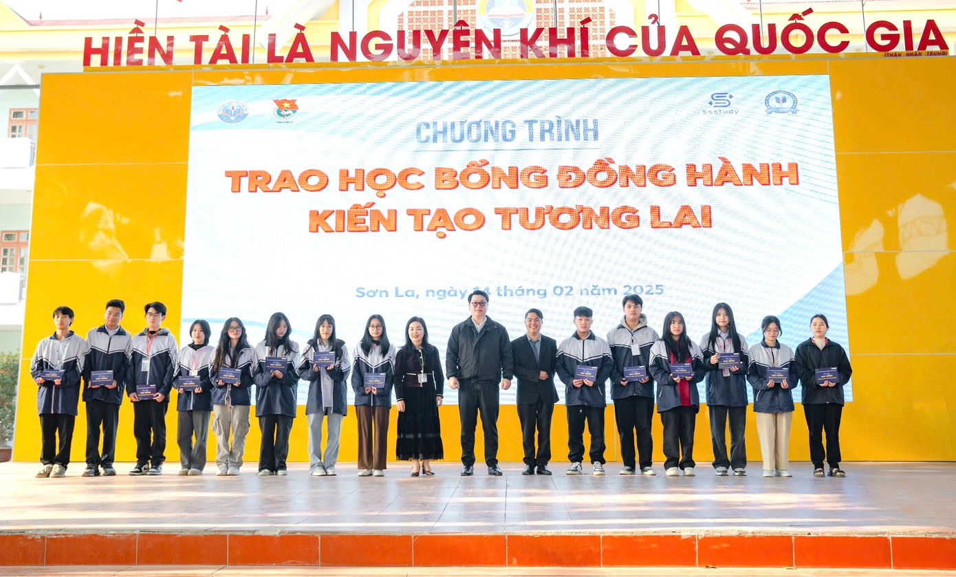 Ban tổ chức trao học bổng cho học sinh Ban tổ chức trao học bổng cho học sinh