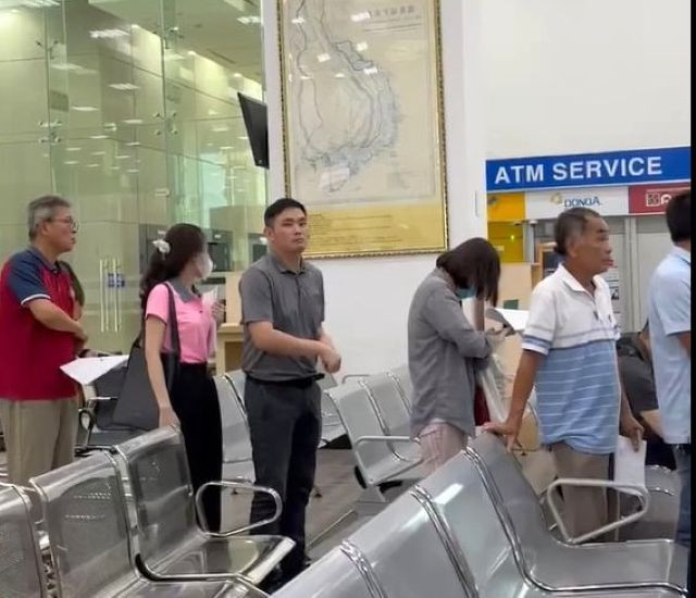 Người dân nộp hồ sơ cấp, đổi GPLX tại quầy hành chính công tỉnh Bình Dương.