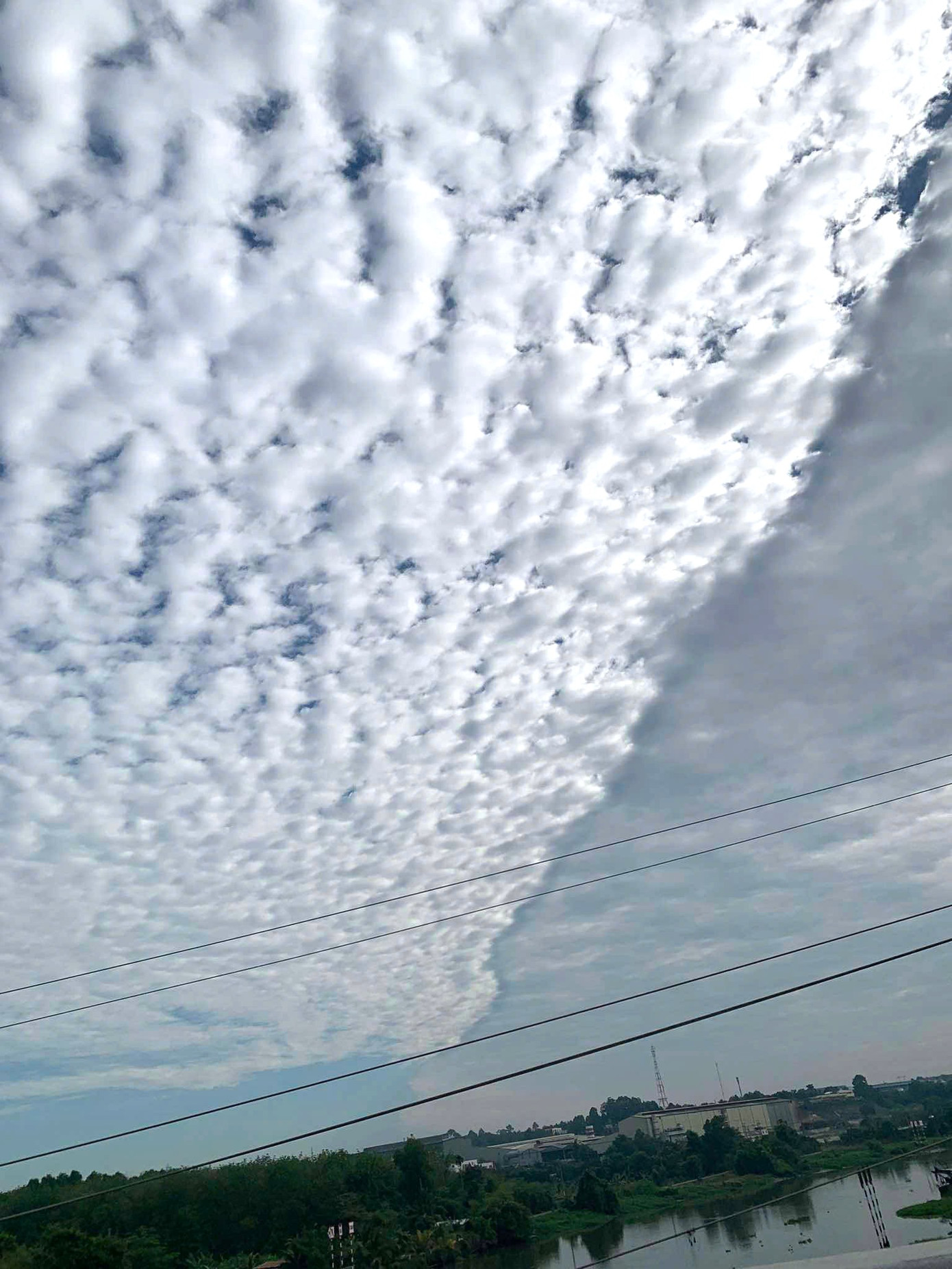 Đám mây có hình thù khác lạ, thu hút người dân Đám mây có hình thù khác lạ, thu hút người dân