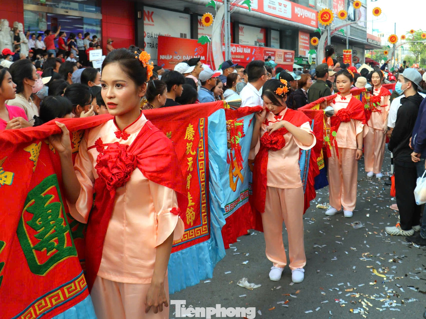 Các cô gái trẻ được chọn tham gia rước cộ Bà.
