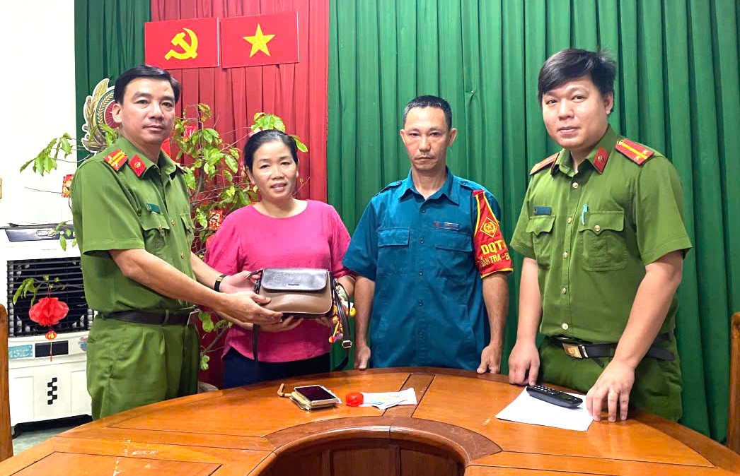 Cơ quan chức năng trao trả lại tài sản cho người phụ nữ đánh rơi Cơ quan chức năng trao trả lại tài sản cho người phụ nữ đánh rơi