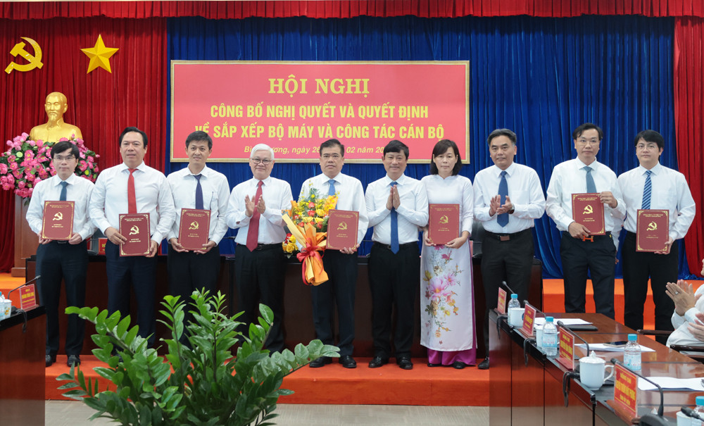 Lãnh đạo tỉnh Bình Dương trao Quyết định cho Ban Giám đốc Sở Tài chính Lãnh đạo tỉnh Bình Dương trao Quyết định cho Ban Giám đốc Sở Tài chính