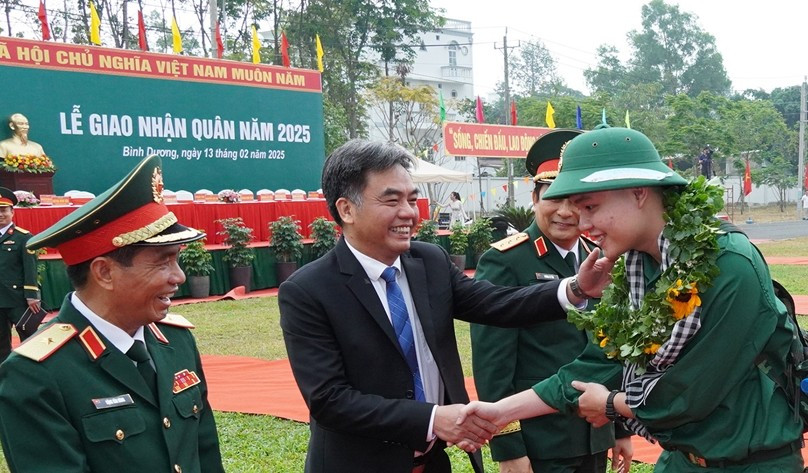 Ông Nguyễn Lộc Hà - Phó Bí thư Thường trực Tỉnh ủy Bình Dương động viên các tân binh. Ông Nguyễn Lộc Hà - Phó Bí thư Thường trực Tỉnh ủy Bình Dương động viên các tân binh.