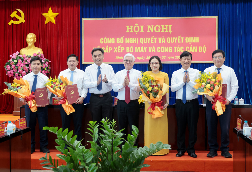 Lãnh đạo tỉnh Bình Dương trao Quyết định cho ông Ngô Quang Sự, ông Võ Hoàng Ngân, ông Lê Tuấn Anh và bà Nguyễn Thanh Loan (Ảnh: Phương Chi) Lãnh đạo tỉnh Bình Dương trao Quyết định cho ông Ngô Quang Sự, ông Võ Hoàng Ngân, ông Lê Tuấn Anh và bà Nguyễn Thanh Loan (Ảnh: Phương Chi)