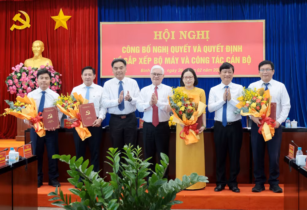 Lãnh đạo tỉnh Bình Dương trao Quyết định cho ông Ngô Quang Sự, ông Võ Hoàng Ngân, ông Lê Tuấn Anh và bà Nguyễn Thanh Loan (Ảnh: Phương Chi) Lãnh đạo tỉnh Bình Dương trao Quyết định cho ông Ngô Quang Sự, ông Võ Hoàng Ngân, ông Lê Tuấn Anh và bà Nguyễn Thanh Loan (Ảnh: Phương Chi)