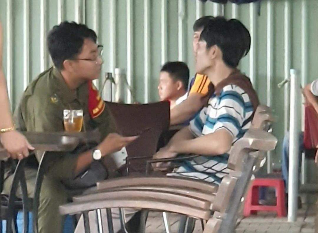 Lực lượng chức năng hỏi thông tin về nơi ở từ người đàn ông vừa được giải cứu để liên hệ với gia đình