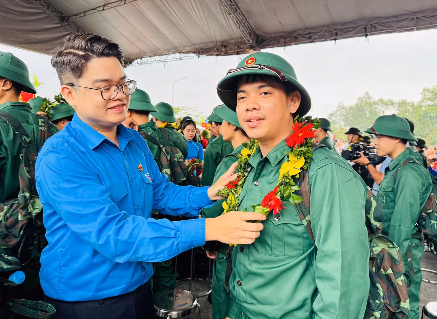 Anh Bồ Lê Công Thành - cán bộ Tỉnh Đoàn Bình Dương tình nguyện lên đường nhập ngũ.