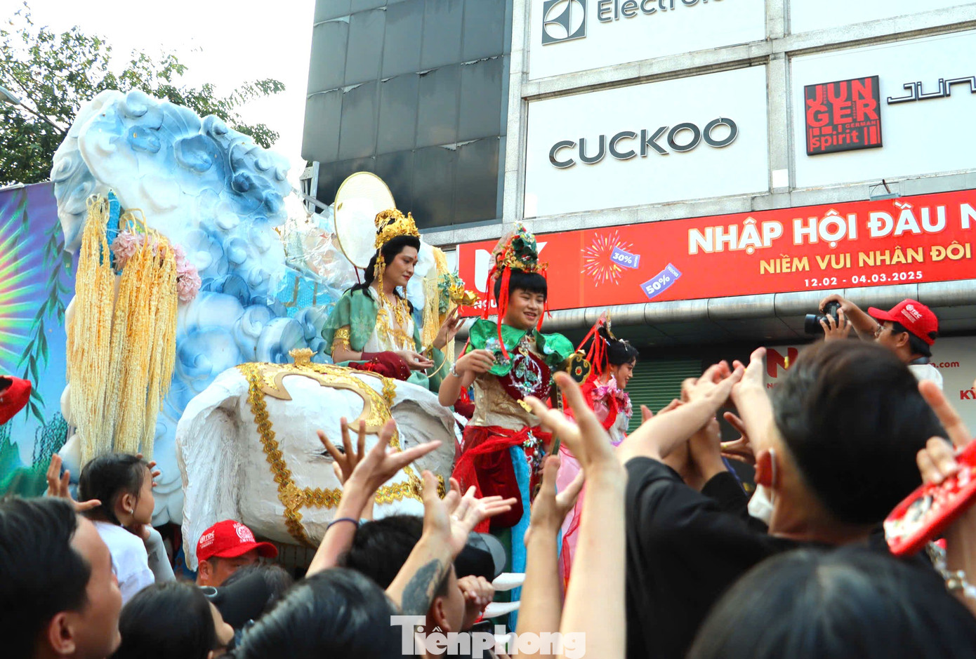 Người dân vây quanh đoàn nghi lễ diễu hành.