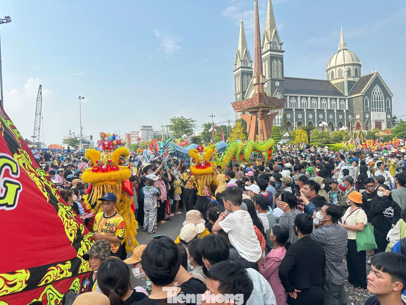 Khu vực ngã 6 (TP. Thủ Dầu Một) rất đông người.