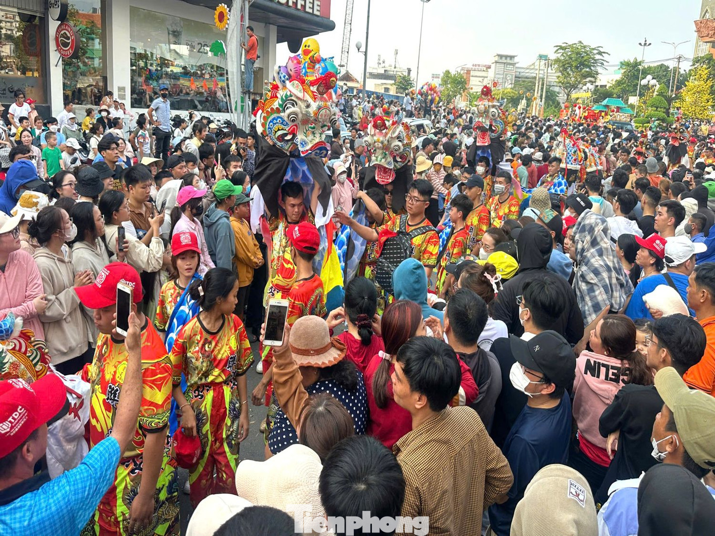 Rất đông người tham gia lễ rước cộ Bà.