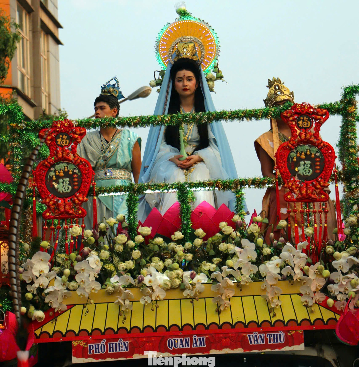 Các diễn viên được hóa trang thành Quan Âm, Phổ Hiền, Văn Thù.