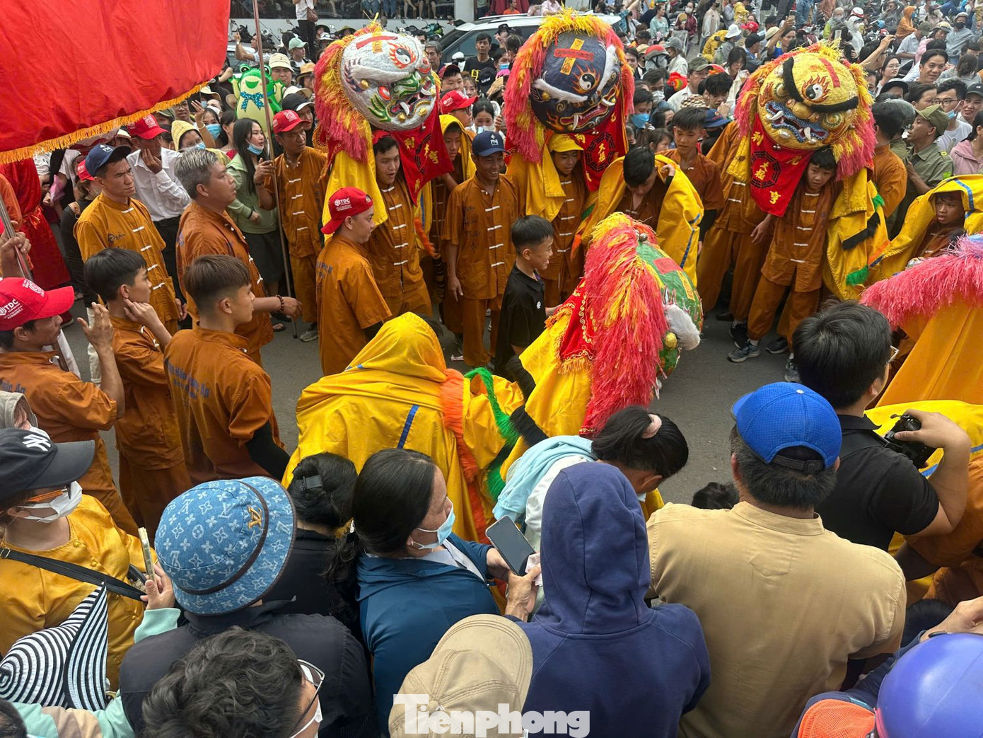 Các đội lân sư rồng biểu diễn suốt c.hặng đường rước cộ Bà