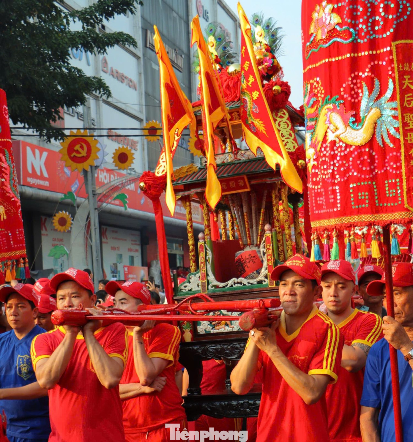 Đoàn rước cộ Bà.