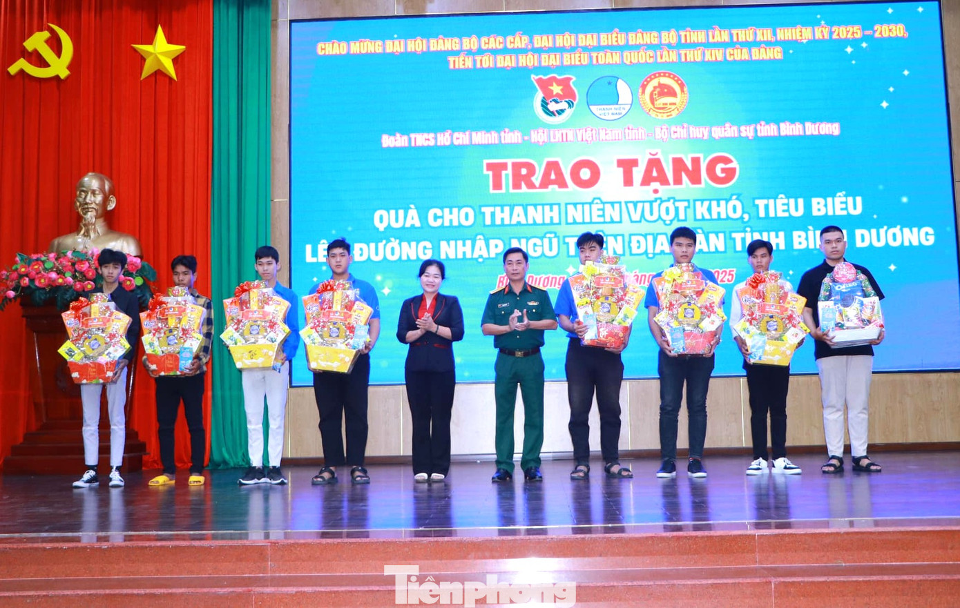 Các tân binh nhận quà từ ban tổ chức.