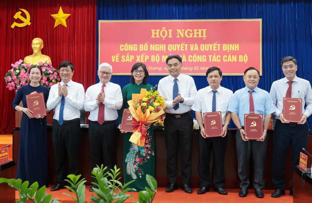 Lãnh đạo tỉnh Bình Dương trao Quyết định cho Ban Giám đốc Sở Nội vụ Lãnh đạo tỉnh Bình Dương trao Quyết định cho Ban Giám đốc Sở Nội vụ