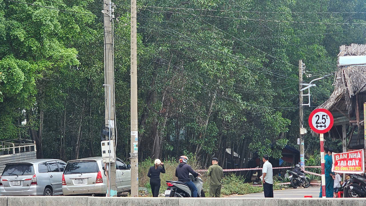 Công an đang phong tỏa hiện trường để khám nghiệm Công an đang phong tỏa hiện trường để khám nghiệm