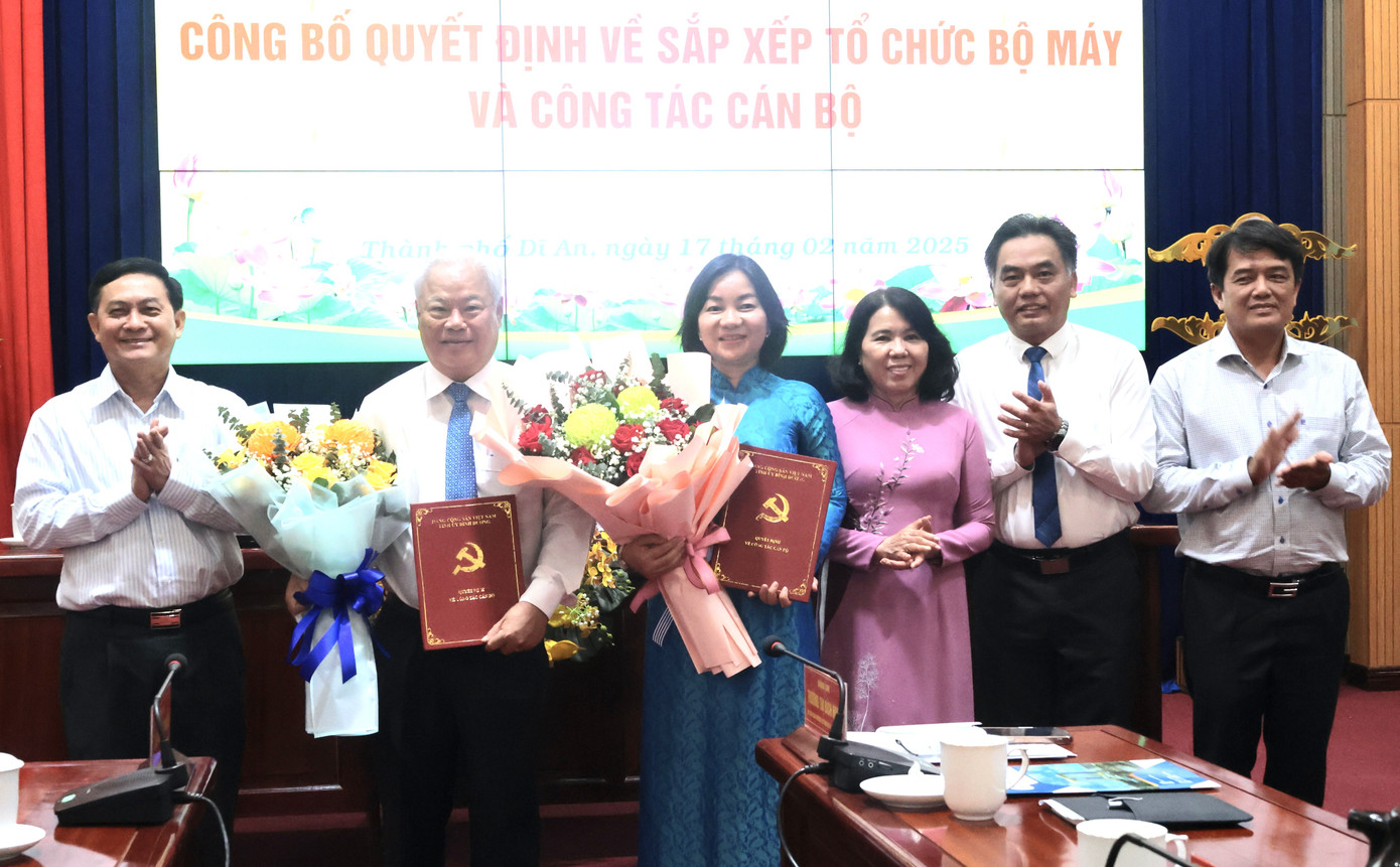 Bà Trương Thị Bích Hạnh (thứ tư từ phải sang) và ông Hồ Quang Điệp nhận quyết định (Ảnh: Phương Chi)