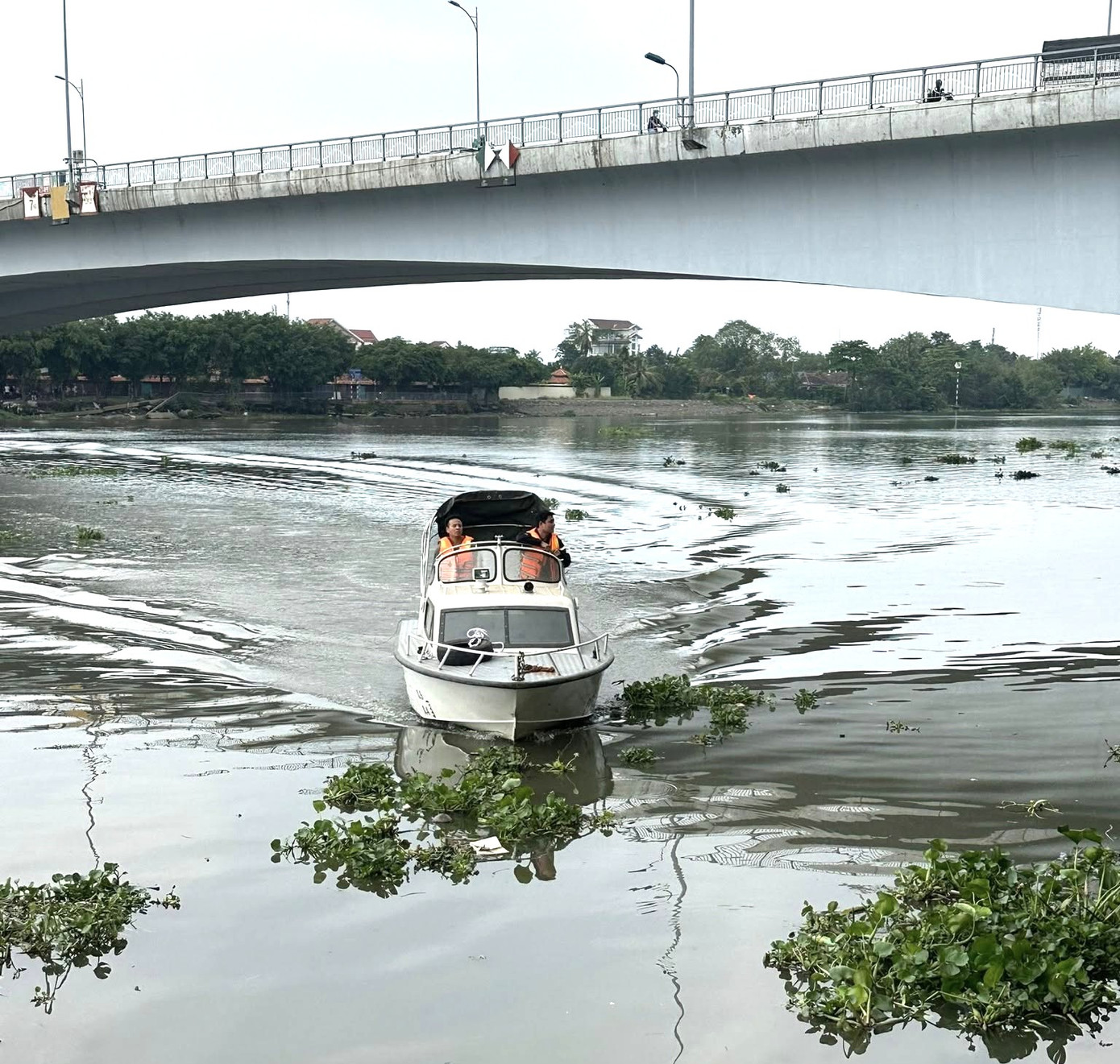 Lực lượng chức năng giải cứu người đàn ông nhảy sông Sài Gòn