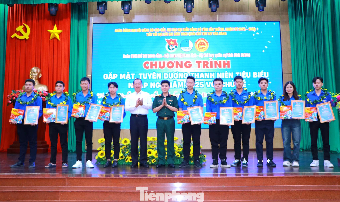 Tuyên dương các thanh niên tiêu biểu chuẩn bị lên đường nhập ngũ.