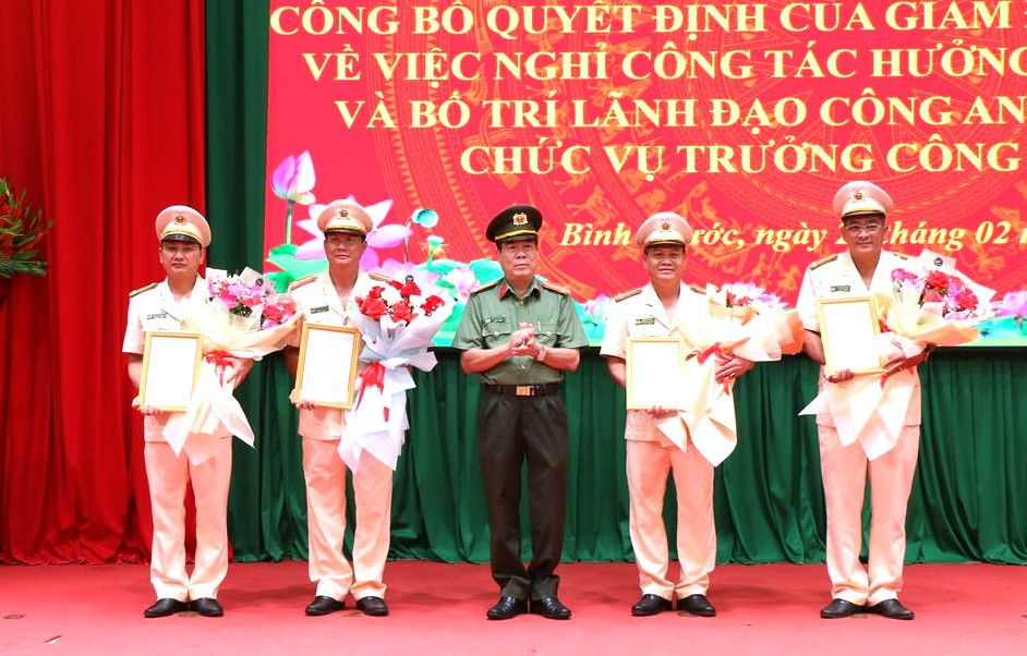 Đại tá Bùi Xuân Thắng, Giám đốc Công an tỉnh Bình Phước trao quyết định cho các lãnh đạo công an cấp huyện tự nguyện đến nhận nhiệm vụ công an cấp xã (Ảnh: Công an tỉnh Bình Phước) Đại tá Bùi Xuân Thắng, Giám đốc Công an tỉnh Bình Phước trao quyết định cho các lãnh đạo công an cấp huyện tự nguyện đến nhận nhiệm vụ công an cấp xã (Ảnh: Công an tỉnh Bình Phước)