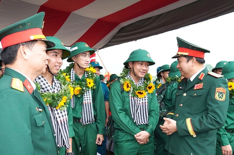Thượng tướng Phùng Sĩ Tấn, Phó Tổng tham mưu trưởng Quân đội Nhân dân Việt Nam (phải) động viên các tân binh. Thượng tướng Phùng Sĩ Tấn, Phó Tổng tham mưu trưởng Quân đội Nhân dân Việt Nam (phải) động viên các tân binh.