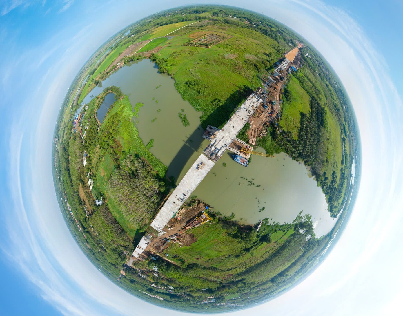 Nhà thầu thi công đang quyết tâm phấn đấu thông xe kỹ thuật trước 30/4/2025 và hoàn thành toàn bộ Dự án trong tháng 8/2025 (rút ngắn 4 tháng so với tiến độ trong hợp đồng).