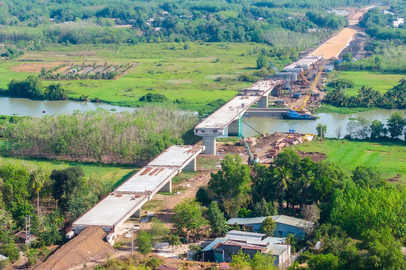 Theo quy hoạch, đường Hồ Chí Minh đoạn Chơn Thành - Đức Hòa là tuyến cao tốc 6 làn xe, vận tốc thiết kế 100 km/h. Giai đoạn đầu được đầu tư với quy mô 2 làn xe.